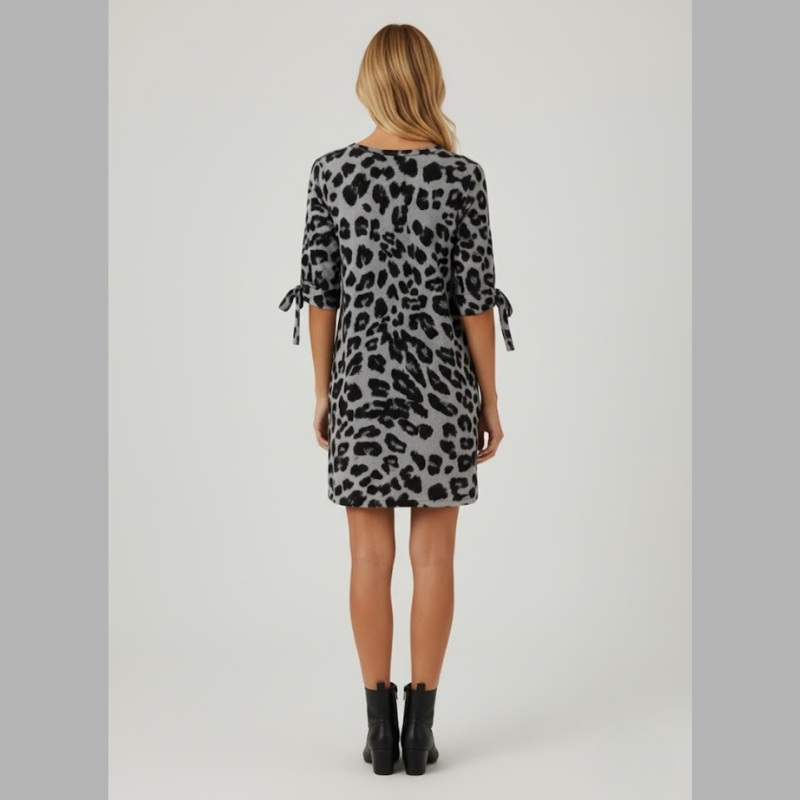 Modna mini sukienka w panterkę dla kobiet – szykowny styl z rękawem 3/4