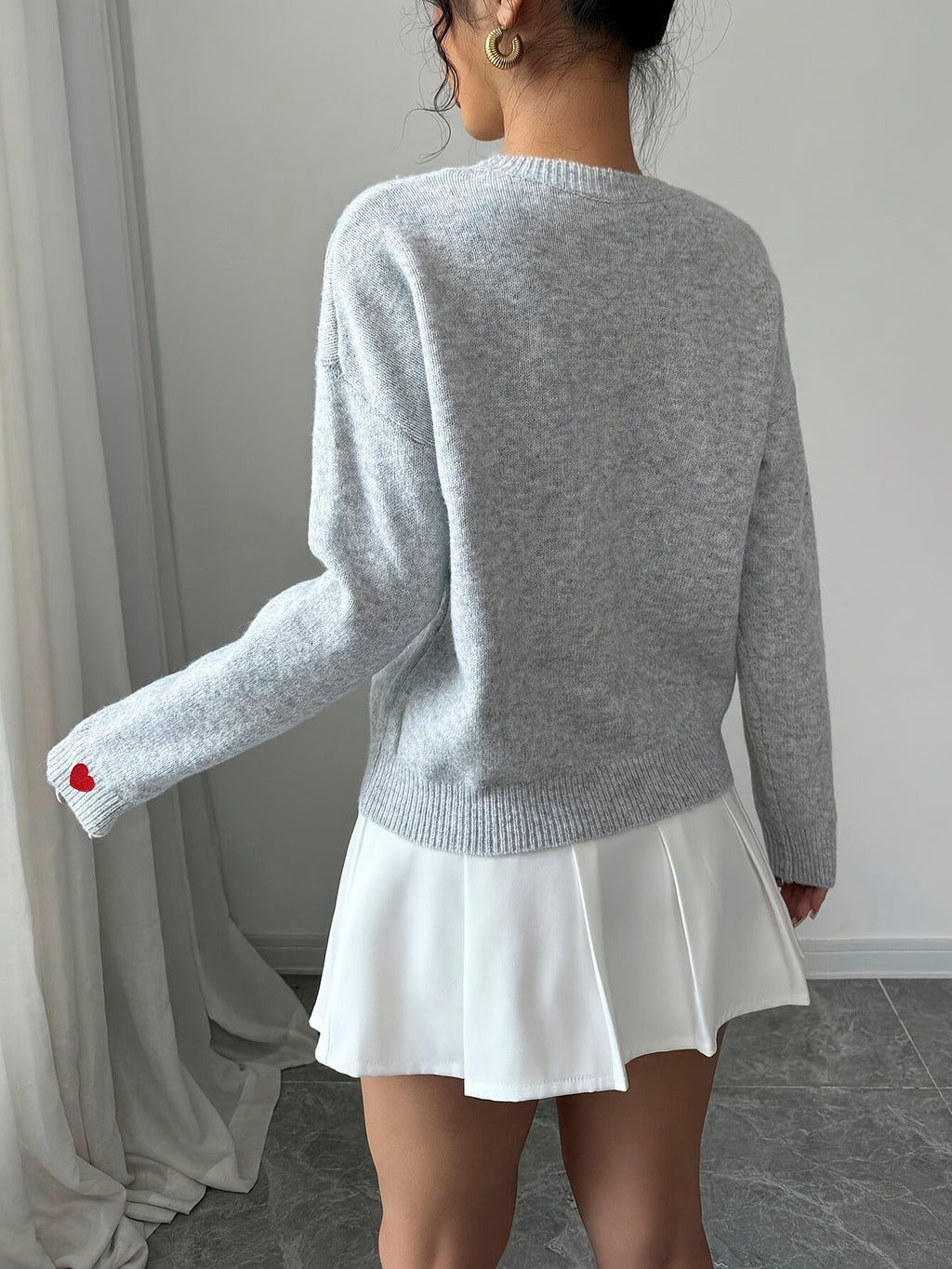 Darcy | Damski sweter z haftowanym motywem serca – sweter z okrągłym dekoltem i długimi rękawami