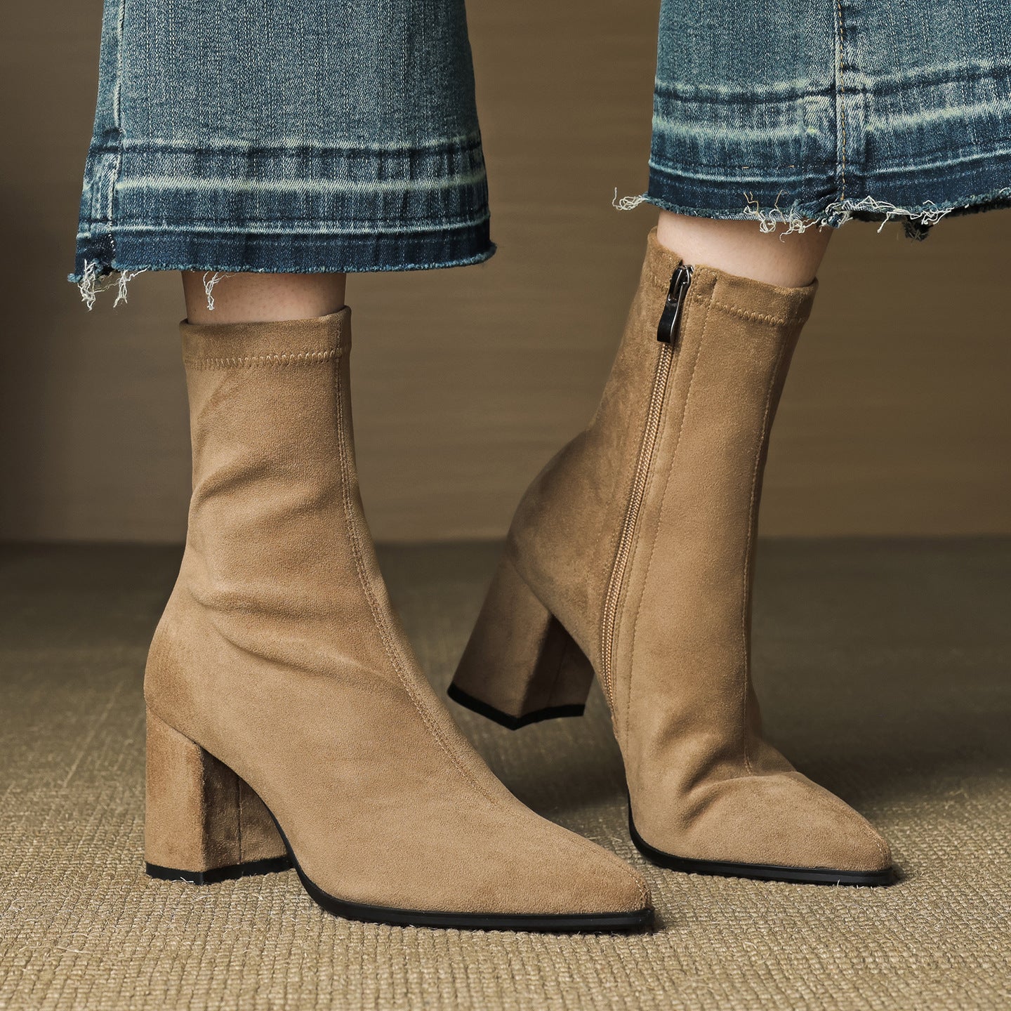 Reverie | Damskie wysokie zamszowe buty – modne buty na grubym obcasie z zamkiem z boku