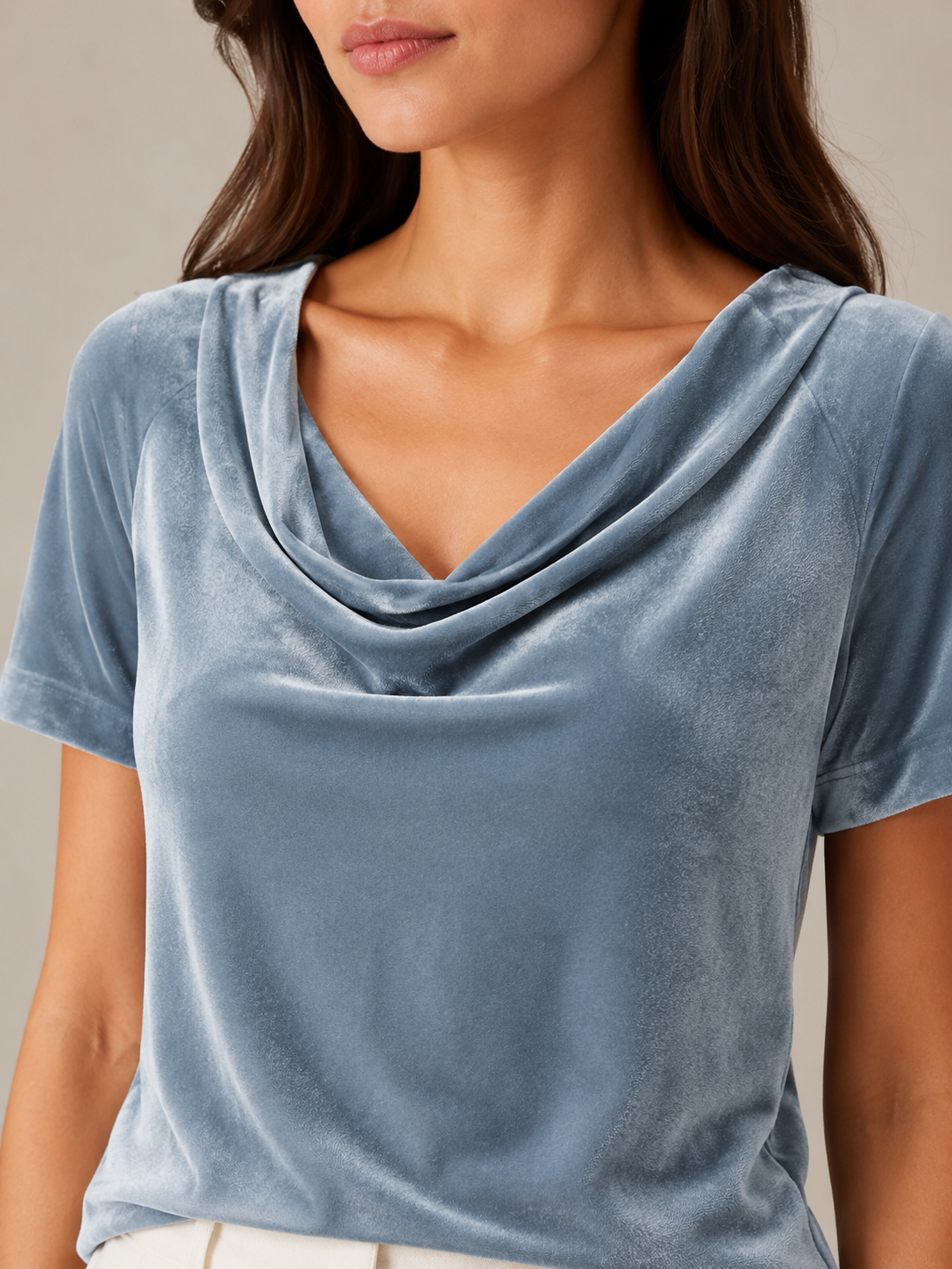 Anastazja | Damski aksamitny T-shirt z golfem