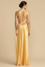 Satynowa sukienka maxi – elegancki styl na uroczystość