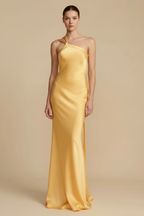 Satynowa sukienka maxi – elegancki styl na uroczystość