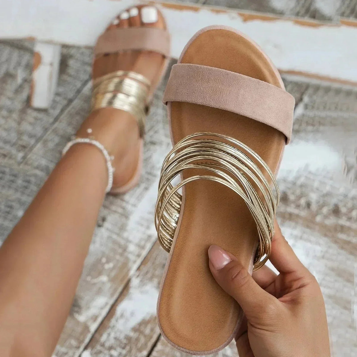 Wrenna | Damskie sandały płaskie – eleganckie sandały z metalicznymi paskami