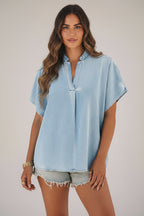 Luźny top damski z jeansu – z rozcięciem przy szyi i w stylu oversize