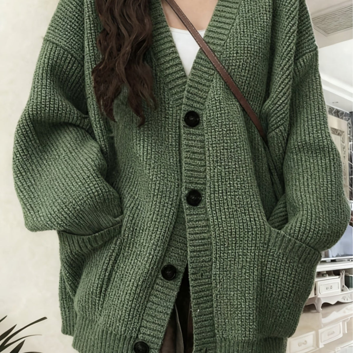 Rhoswen | Damski sweter z prążkowanej dzianiny – dekolt w serek, zapięcie na guziki z przodu
