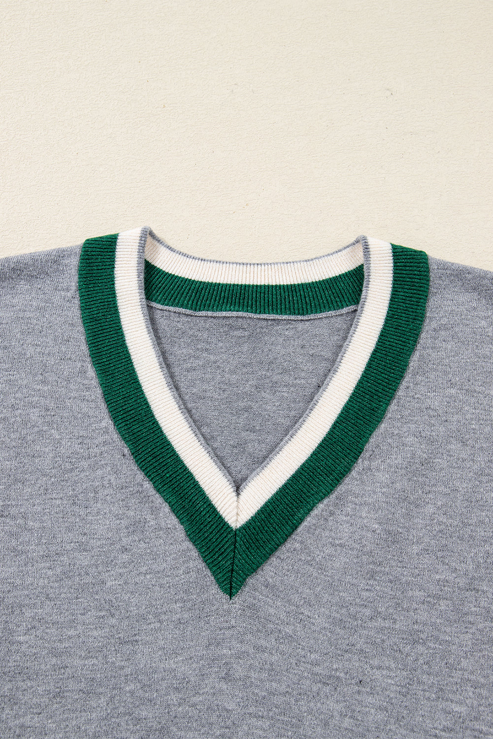 Belmira | Damska szara bluza w stylu varsity – sweter z dekoltem w serek
