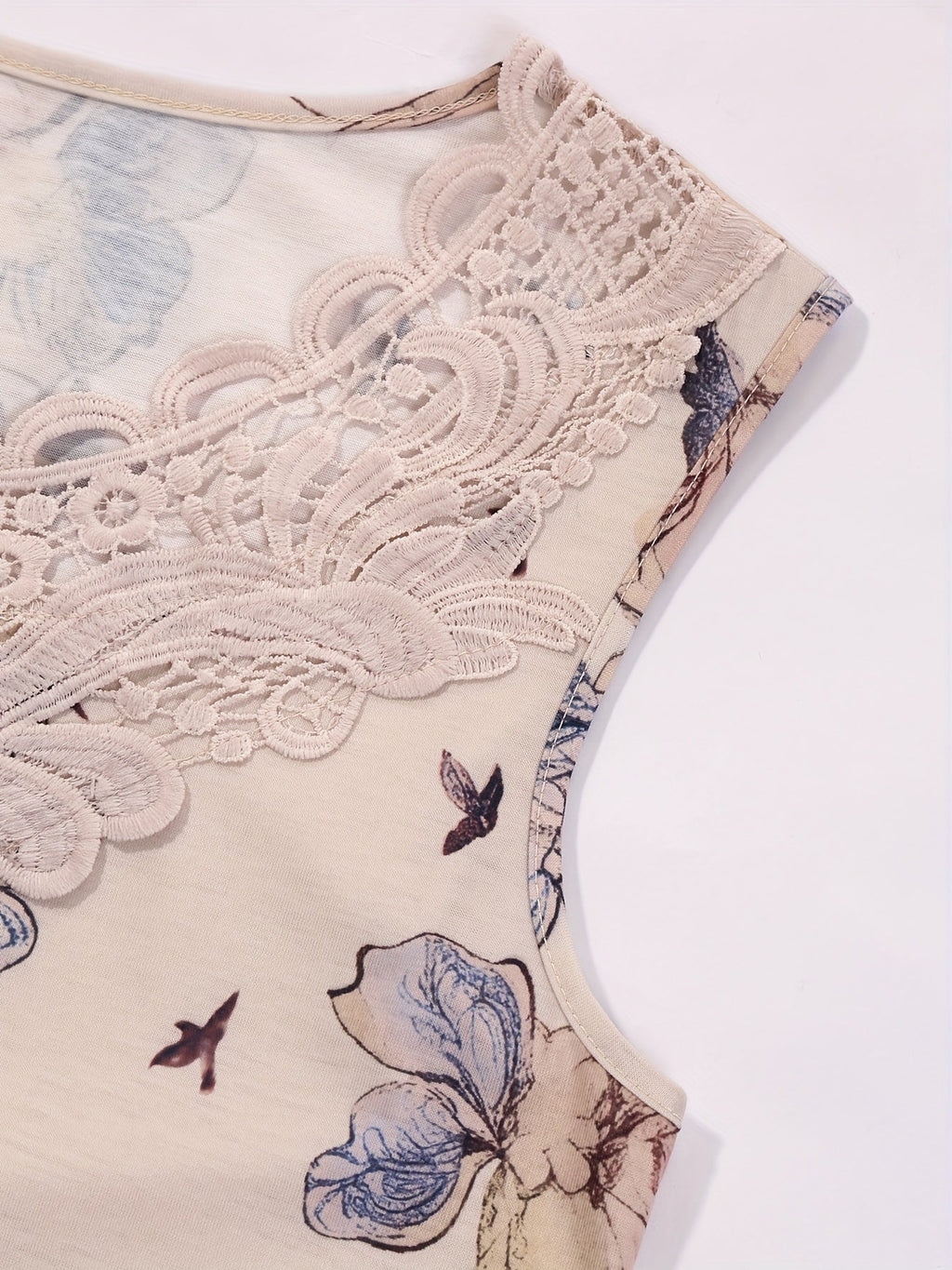 Damski top z koronką i kwiatowym wzorem w patchwork – elegancka bluzka bez rękawów