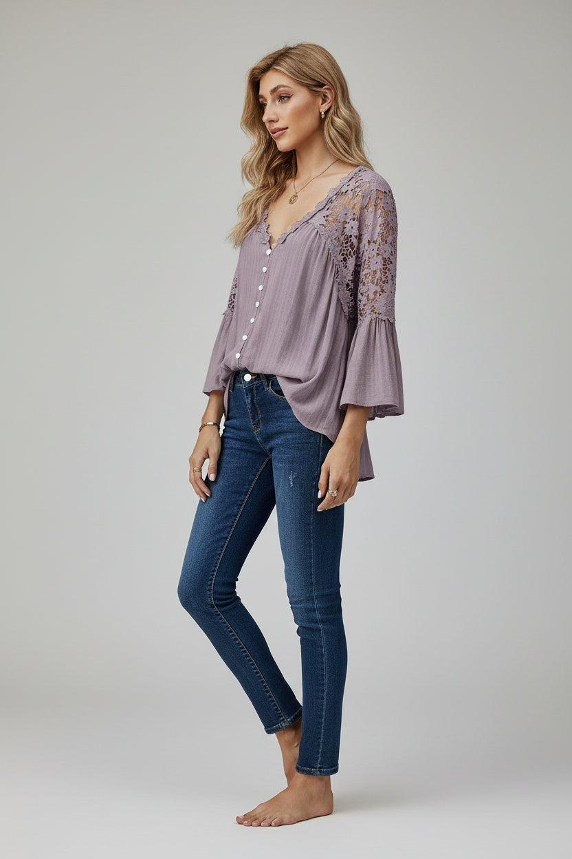 Bluzka damska z koronką i szydełkiem, zapinana na guziki – elegancki top na lato