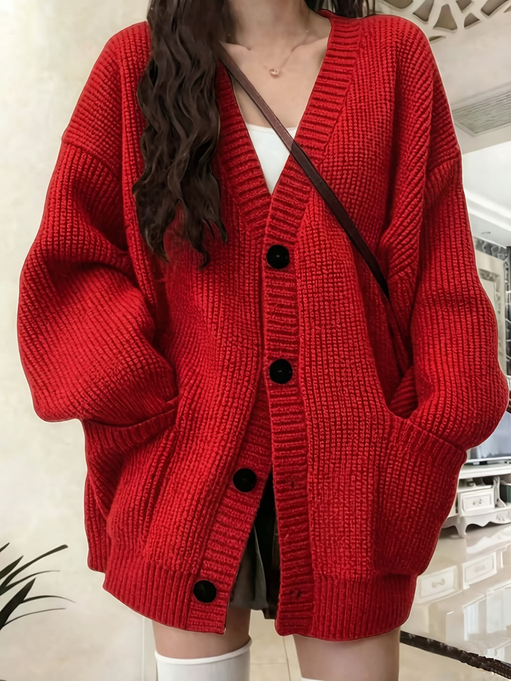 Rhoswen | Damski sweter z prążkowanej dzianiny – dekolt w serek, zapięcie na guziki z przodu