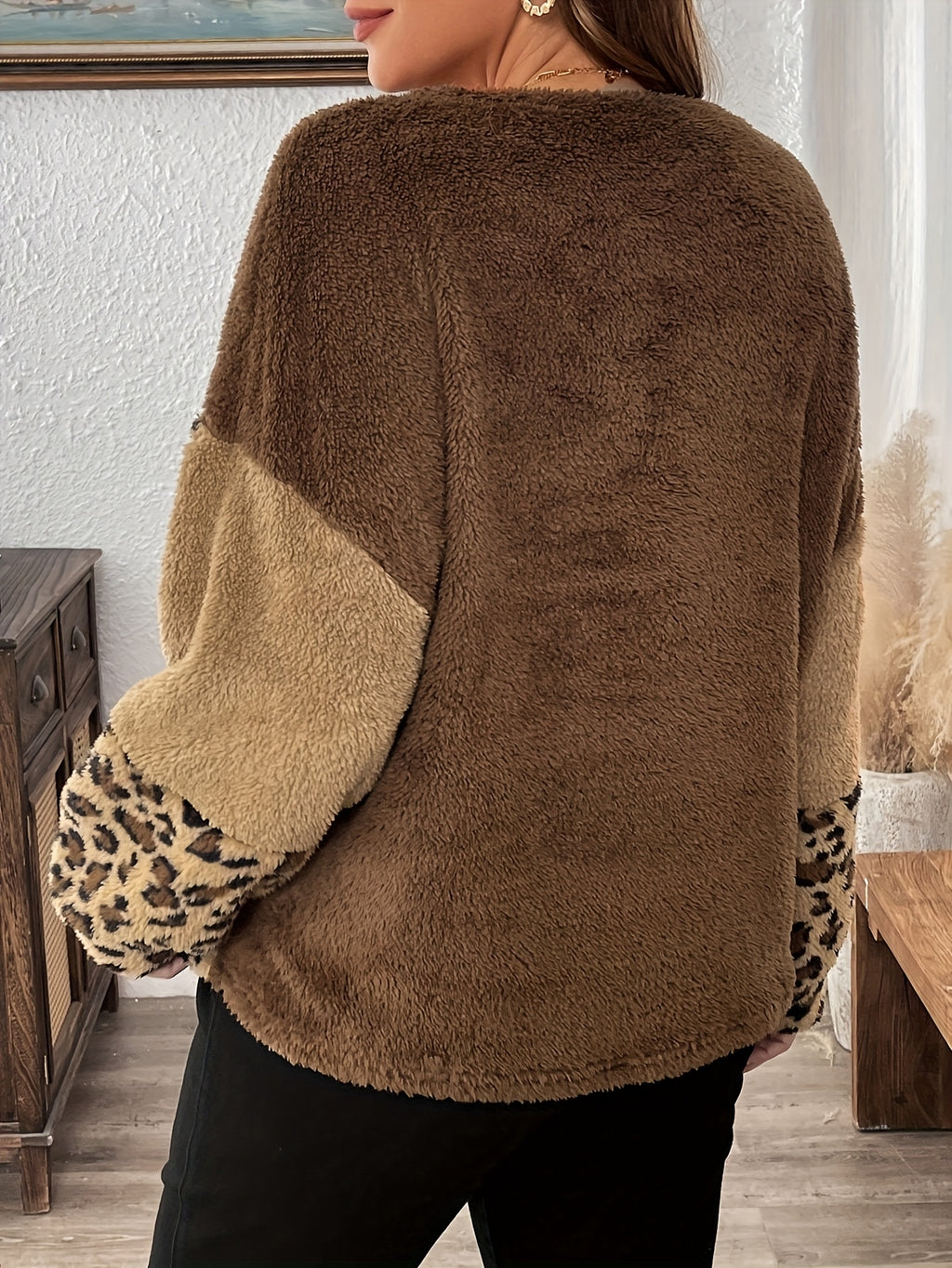 Thalina | Damski sweter z pluszowego materiału w panterkę z kontrastowymi wstawkami
