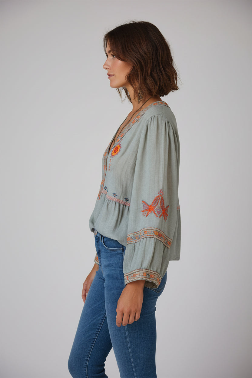 Bluzka damska w stylu boho z haftowanym dekoltem w serek – inspirowana rzemiosłem, ponadczasowa, wolna od ograniczeń elegancja