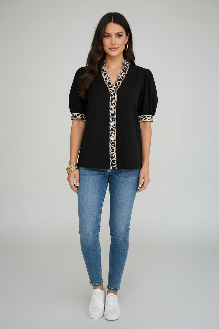 Bluzka damska z nadrukiem w patchwork z bufiastymi rękawami – stylowy top zapinany z przodu na guziki w modne wzory mieszane