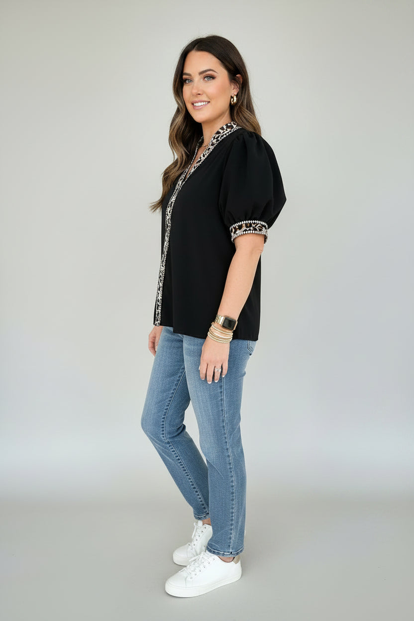Bluzka damska z nadrukiem w patchwork z bufiastymi rękawami – stylowy top zapinany z przodu na guziki w modne wzory mieszane