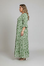Sukienka maxi w kwiaty w stylu boho dla kobiet plus size – wielowarstwowa sukienka letnia z wiązaniem na frędzle