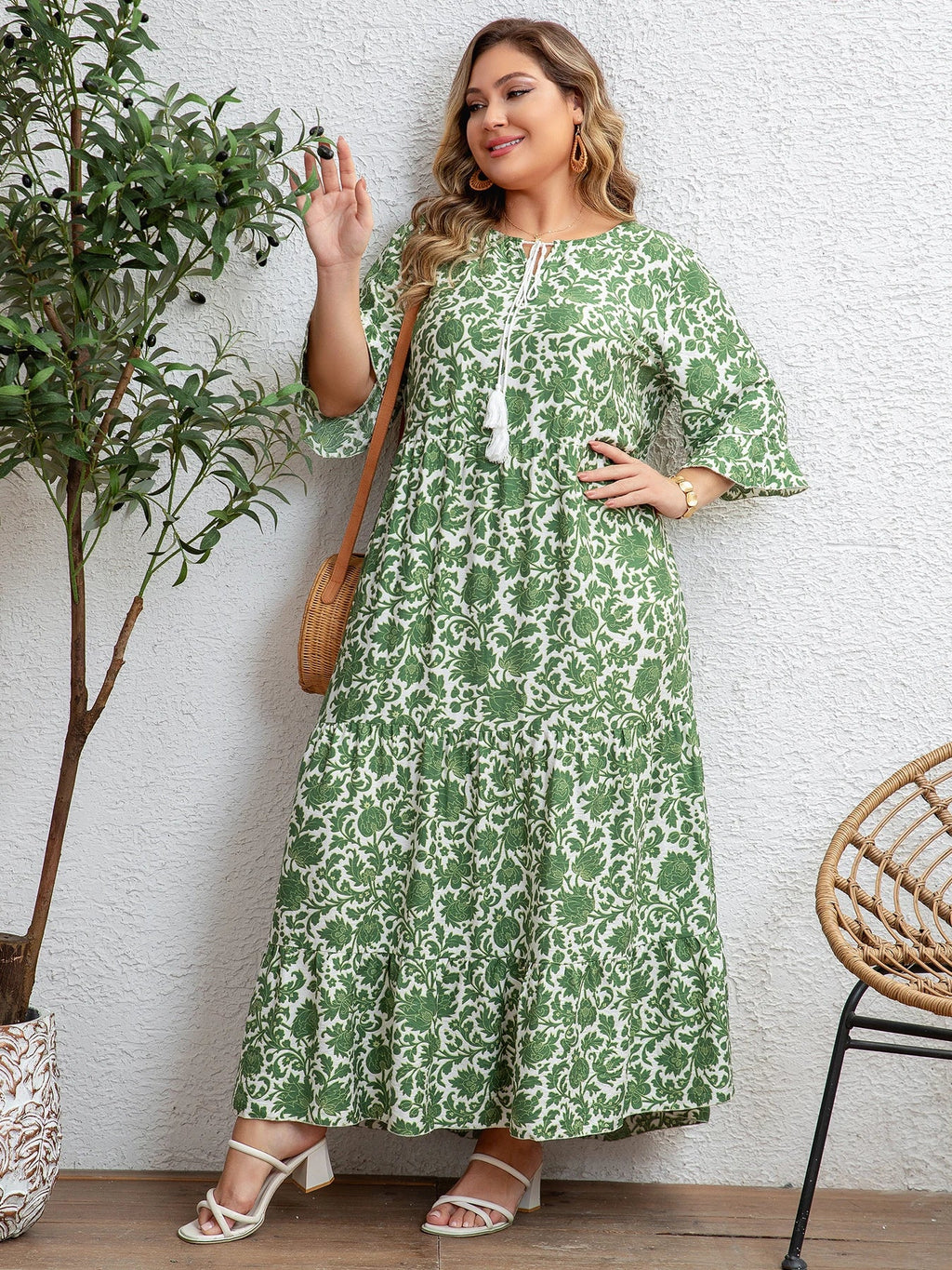 Sukienka maxi w kwiaty w stylu boho dla kobiet plus size – wielowarstwowa sukienka letnia z wiązaniem na frędzle