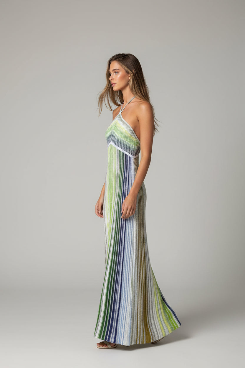Damska sukienka maxi w paski z dekoltem halter – żywy, wielokolorowy nadruk z letnią, zwiewną elegancją
