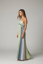 Damska sukienka maxi w paski z dekoltem halter – żywy, wielokolorowy nadruk z letnią, zwiewną elegancją
